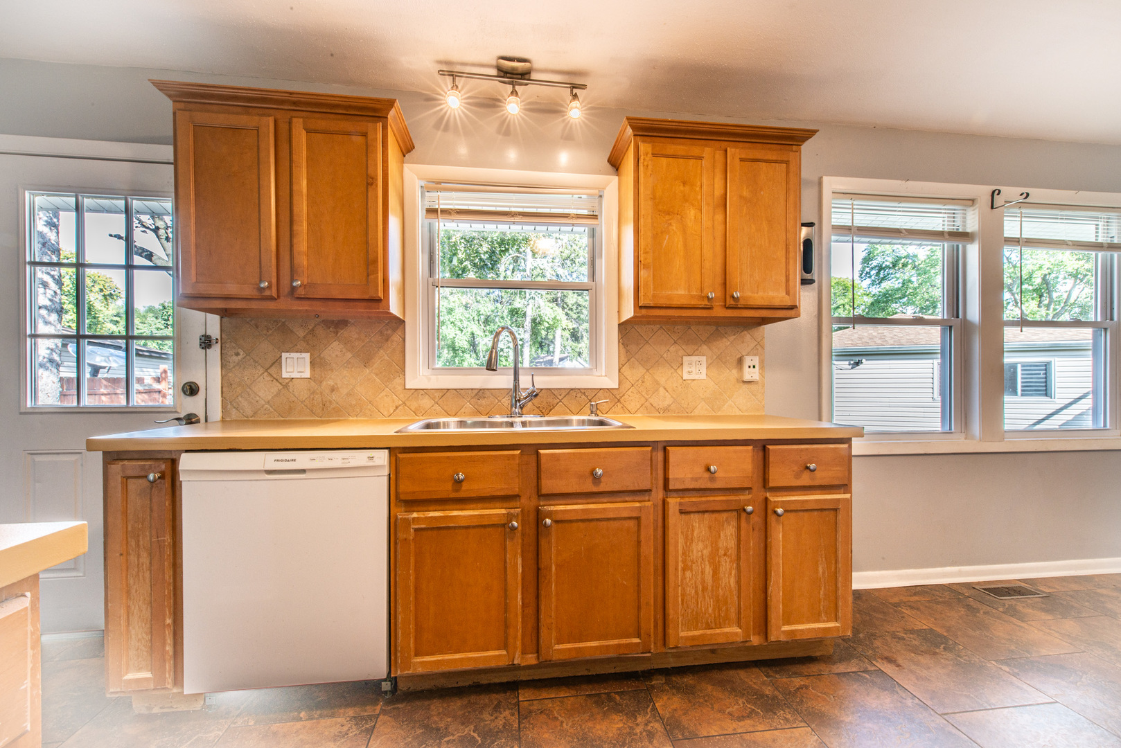 1043 Elmwood Lane Elk Grove Village, IL 60007 - Photo 8 of 41