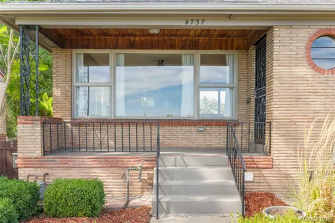 a view of entryway with a front door