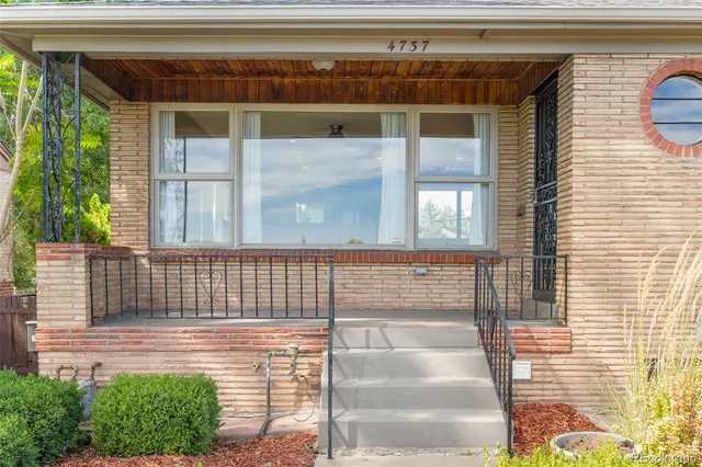 a view of entryway with a front door
