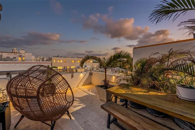 $1,049,000 | 865 Collins Avenue, Unit 307, Miami Beach, FL 33139