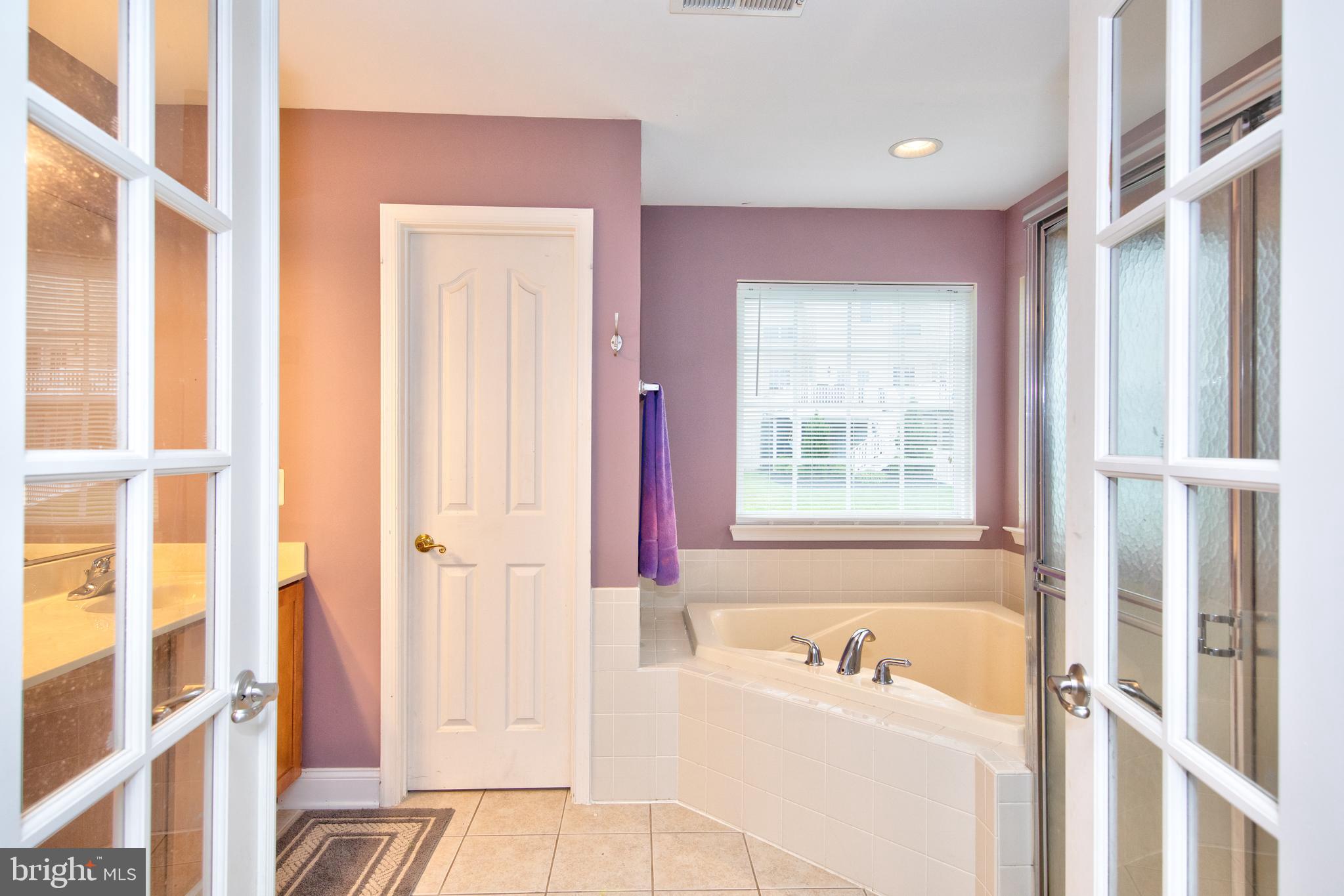 513 Callander Way Abingdon, MD 21009 - Photo 18 of 28 Master bath with garden tub and separate shower.