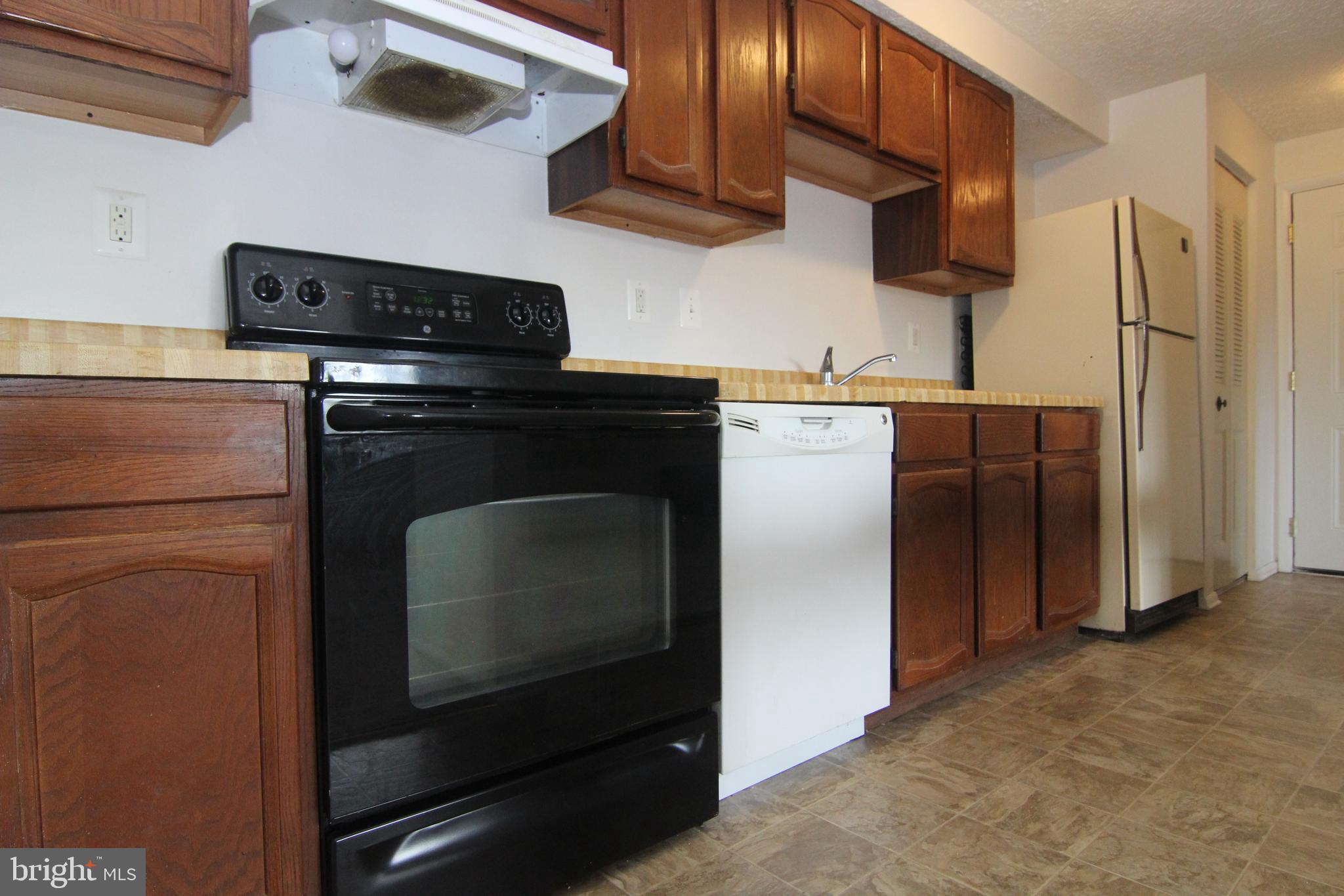 650 Heather Ridge Drive, Unit 12C Frederick, MD 21702 - Photo 4 of 37 Bright Sunlit kitchen with lots of counter space.