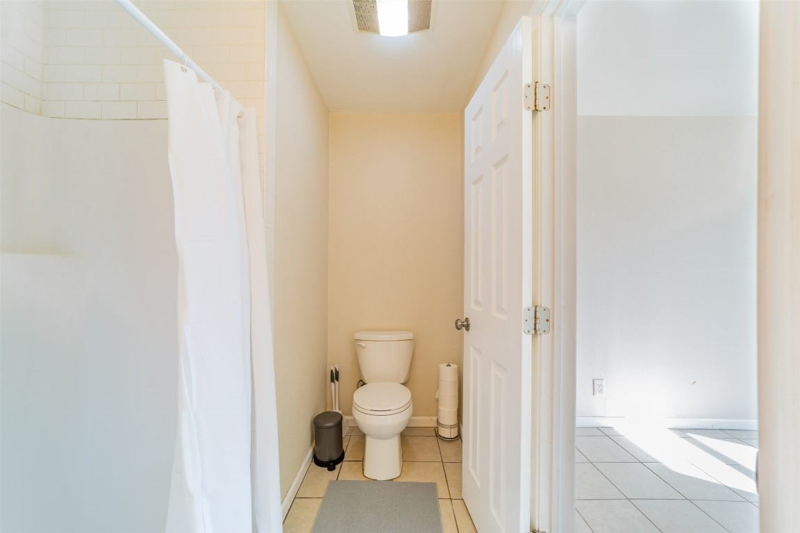 1738 Rutland Drive, Unit A Austin, TX 78758 - Photo 5 of 30 a bathroom with a toilet