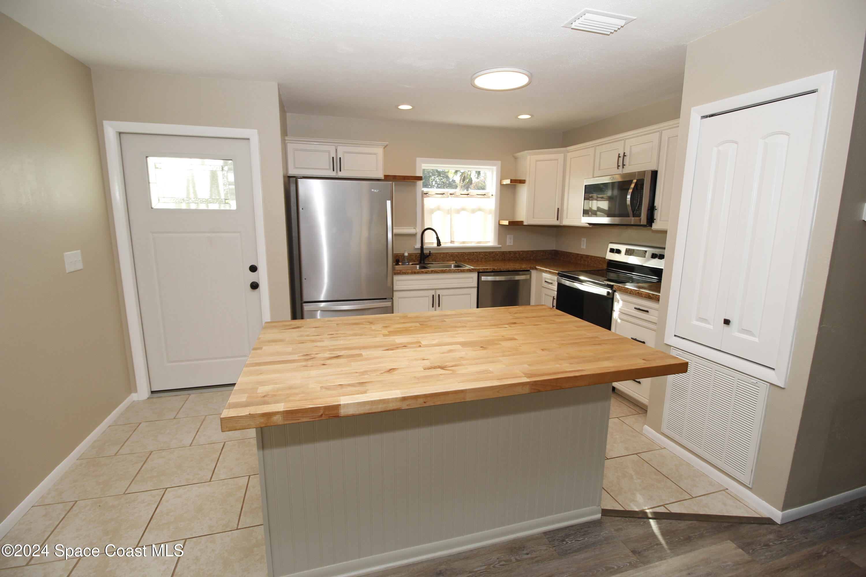 473 Lisa Road Northeast Palm Bay, FL 32907 - Photo 2 of 14 _MG_3134