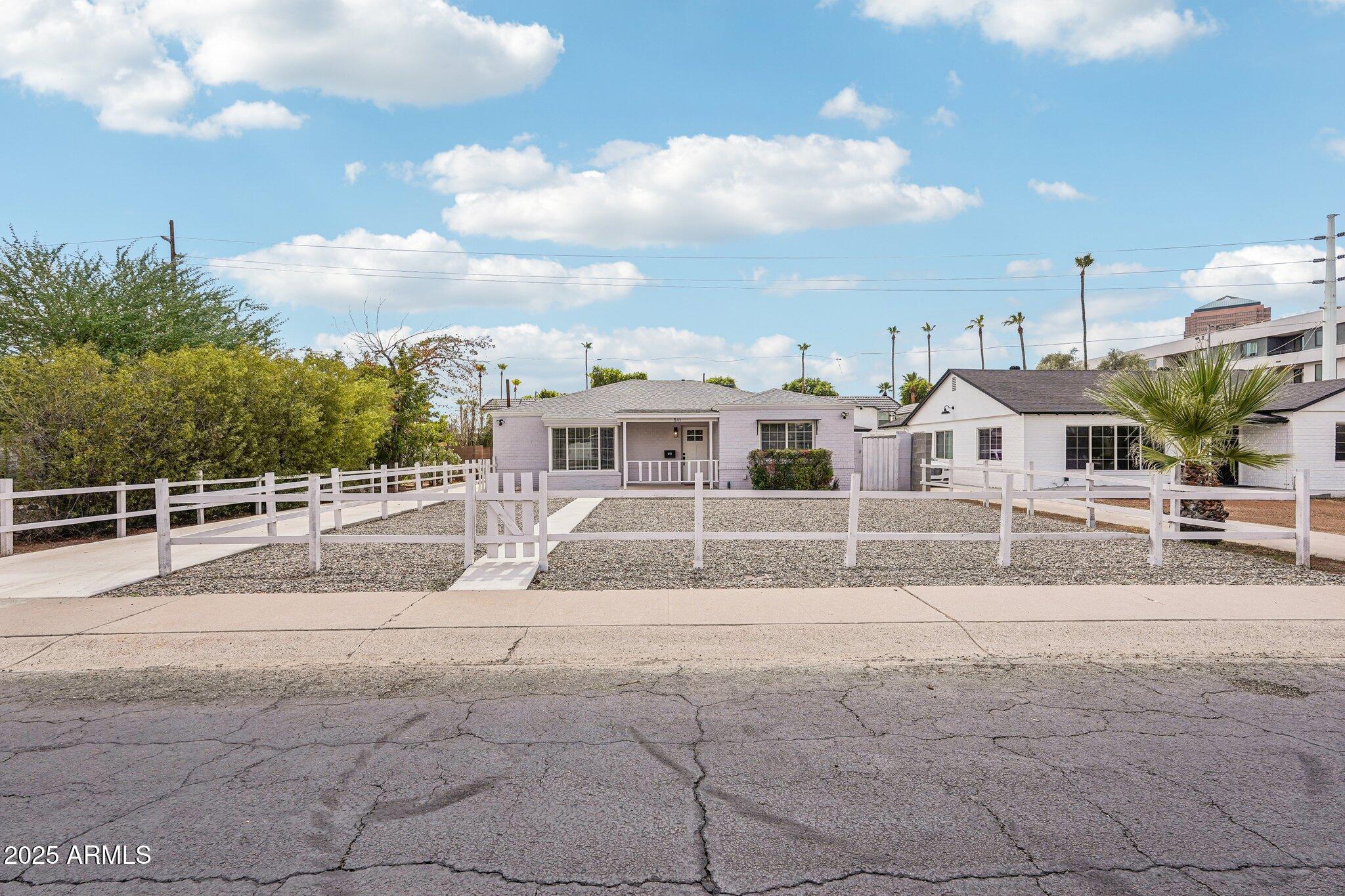 511 East Cheery Lynn Road Phoenix, AZ 85012 - Photo 5 of 33