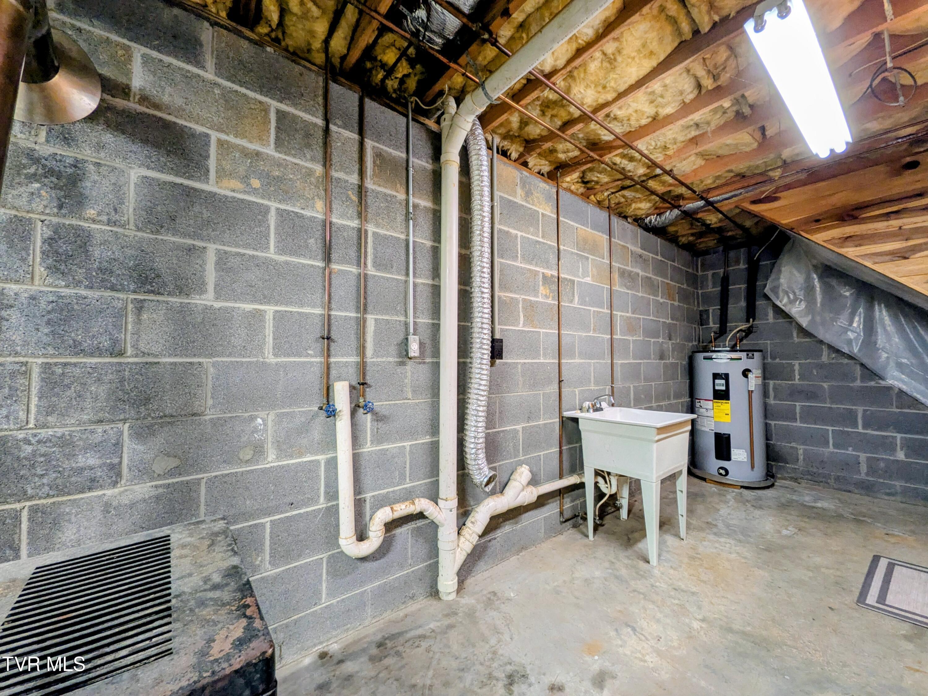 113 Nave Hollow Road Elizabethton, TN 37643 - Photo 48 of 91 Laundry_Garage