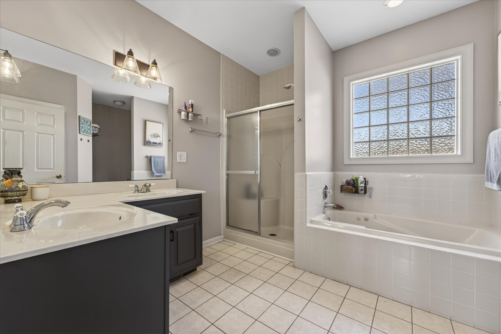 200 Cheshire Road Clarksville, TN 37043 - Photo 20 of 33 a spacious bathroom with a bathtub sink and mirror