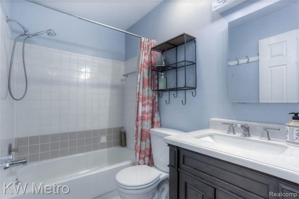 1137 Pine Ridge Court Rochester Hills, MI 48306 - Photo 19 of 27