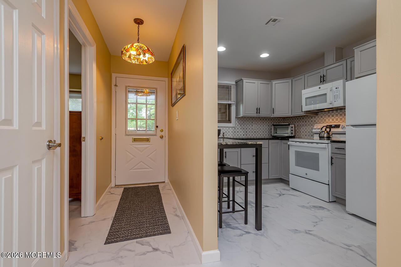 48 Ellsworth Court Red Bank, NJ 07701 - Photo 3 of 31 LR-9813