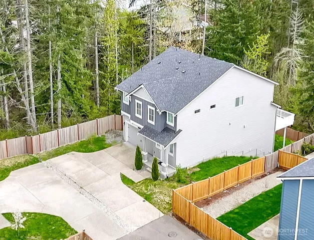 a view of a house with backyard and garden