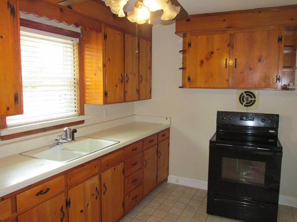 178 Frontier Road Northeast Roanoke, VA 24012 - Photo 3 of 19 Kitchen