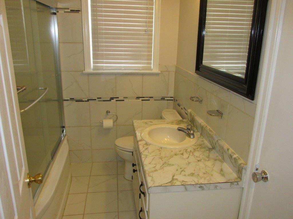 178 Frontier Road Northeast Roanoke, VA 24012 - Photo 5 of 19 Upper Bath