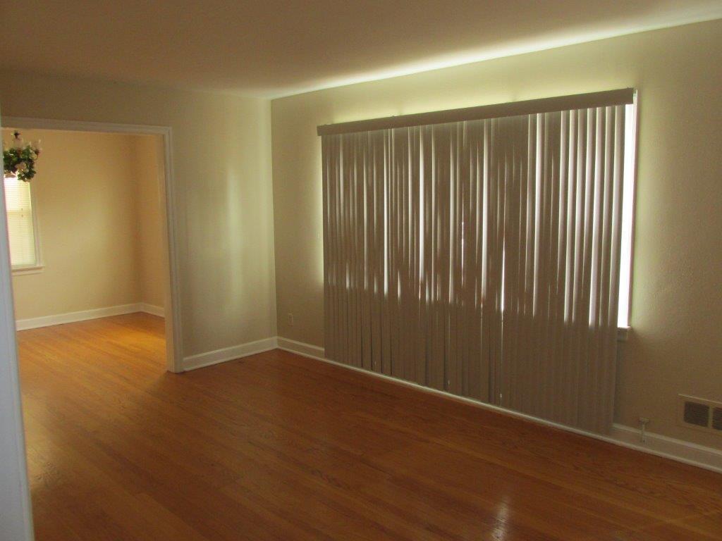178 Frontier Road Northeast Roanoke, VA 24012 - Photo 9 of 19 Living Room