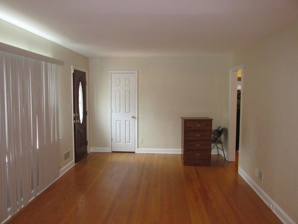 178 Frontier Road Northeast Roanoke, VA 24012 - Photo 10 of 19 Living Room