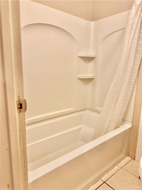 3415 North Kenyon Road, Unit 3 Edinburg, TX 78542 - Photo 10 of 15 a bathroom with a shower