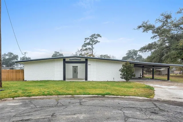 $209,900 | 208 Roberta Circle, Sulphur, LA 70663
