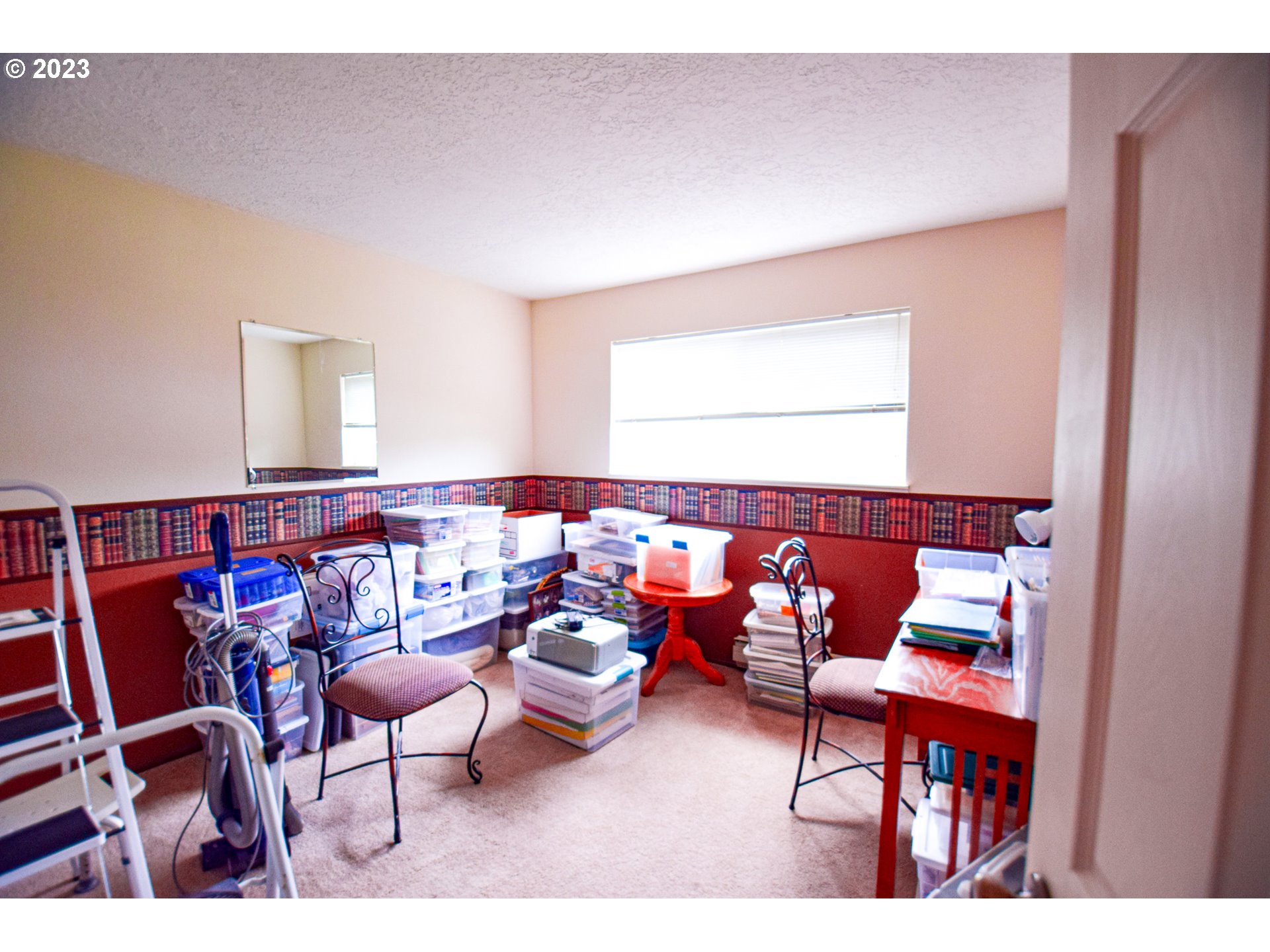 950 Evergreen Road, Unit 122 Woodburn, OR 97071 - Photo 13 of 20 a reading room with furniture and wooden floor