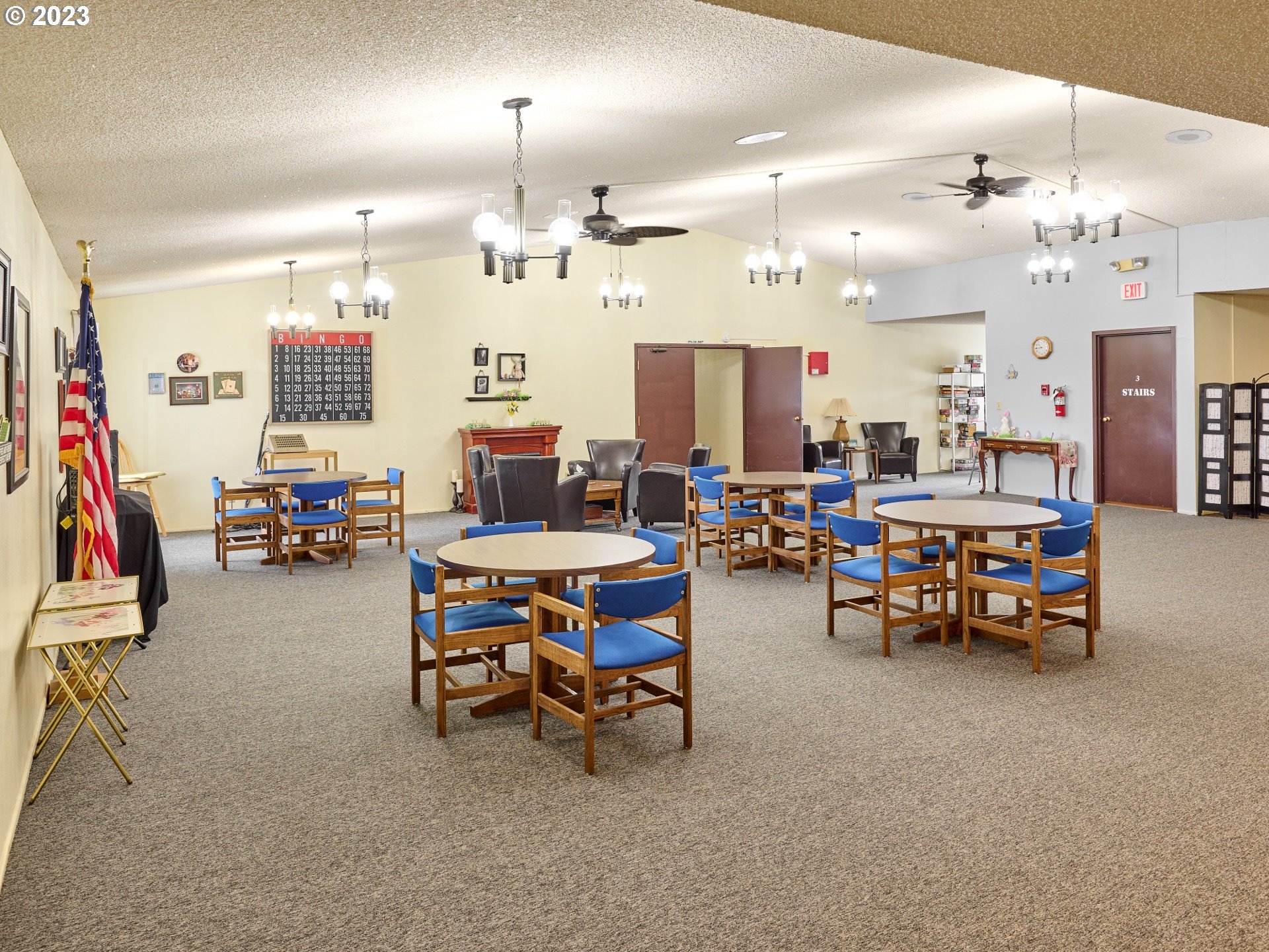950 Evergreen Road, Unit 122 Woodburn, OR 97071 - Photo 15 of 20 a room with furniture and a flat screen tv