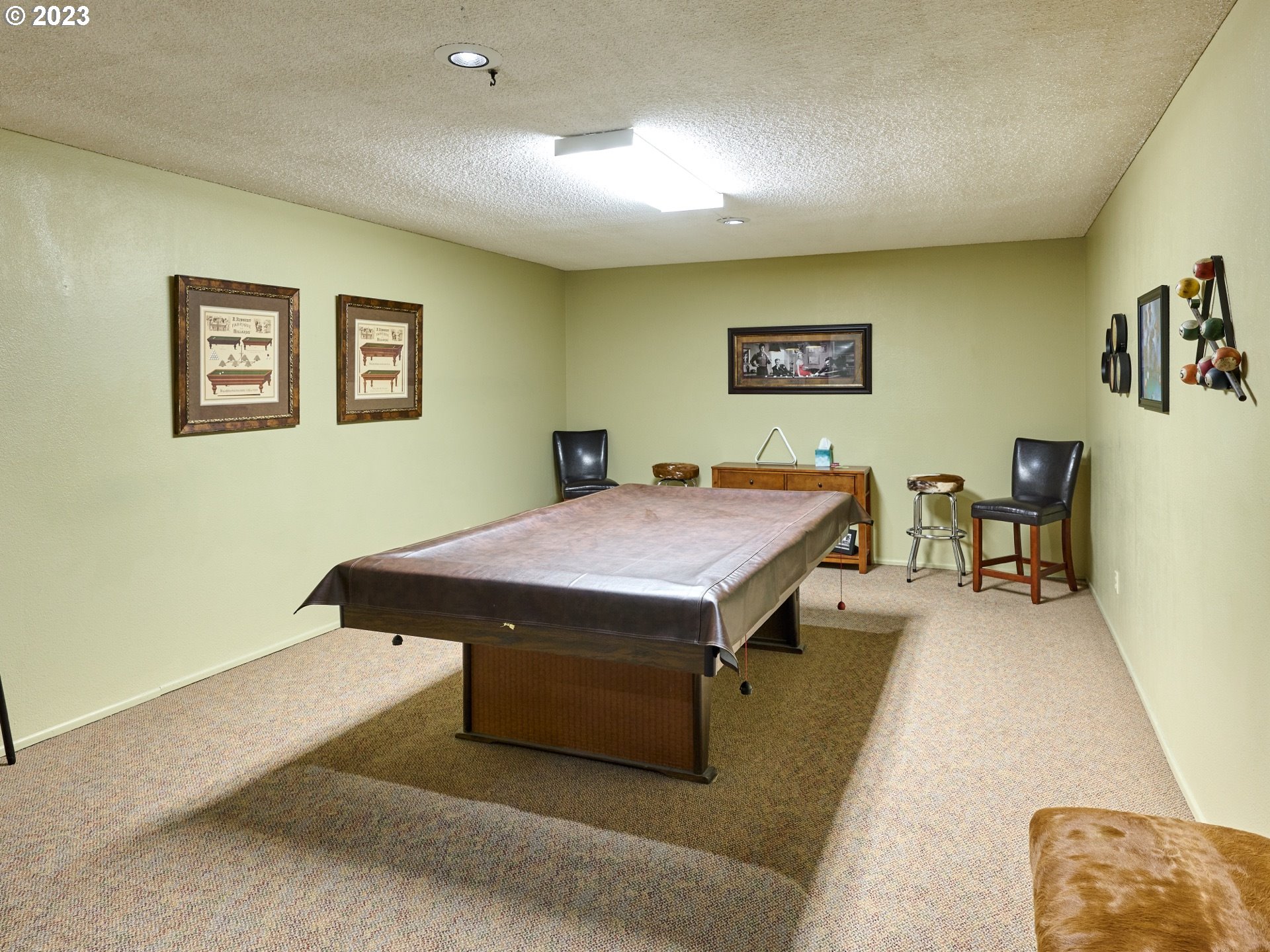 950 Evergreen Road, Unit 122 Woodburn, OR 97071 - Photo 16 of 20 a room with furniture and a table