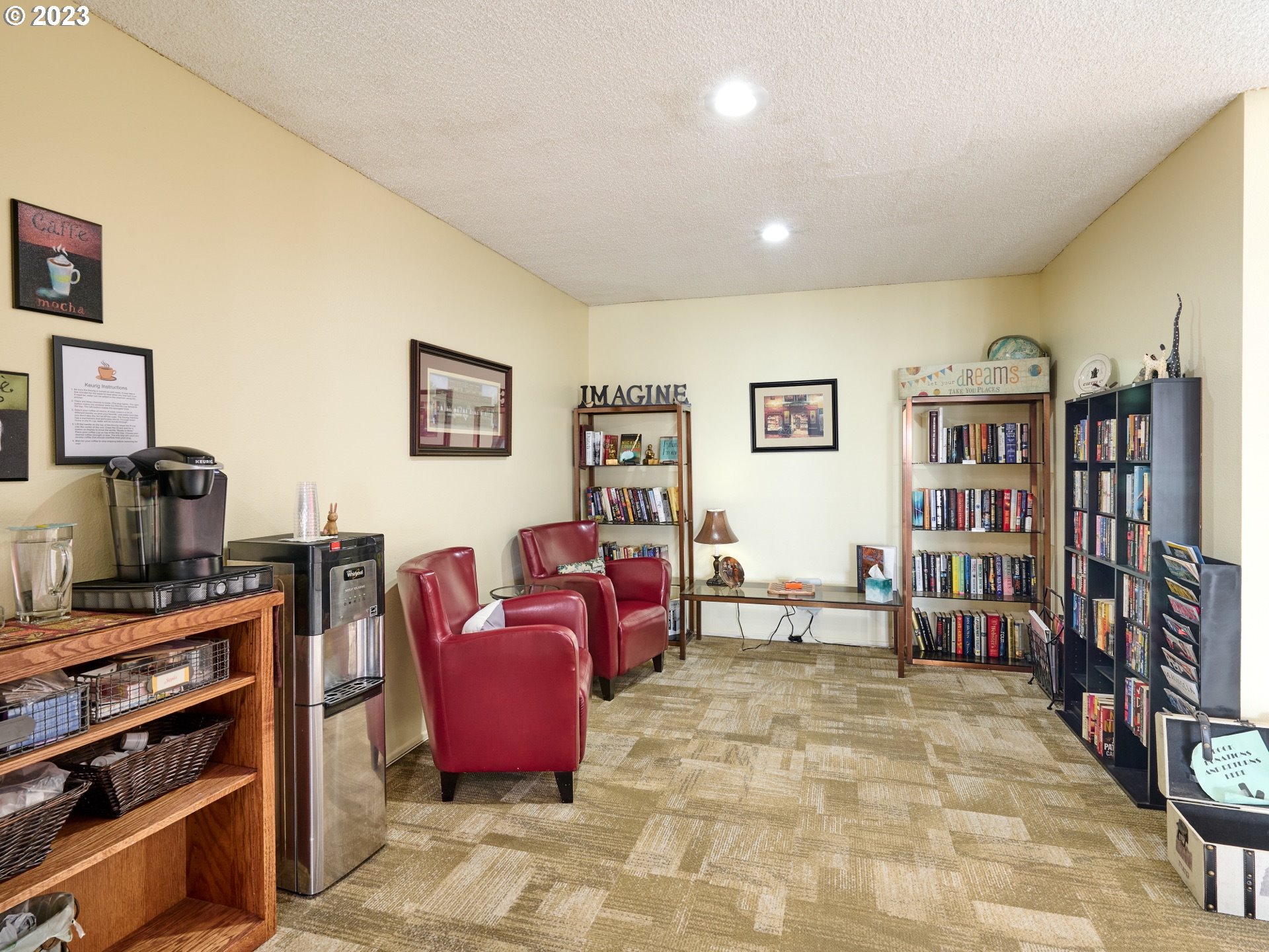 950 Evergreen Road, Unit 122 Woodburn, OR 97071 - Photo 18 of 20 a living room with furniture a book shelf and a bookshelf