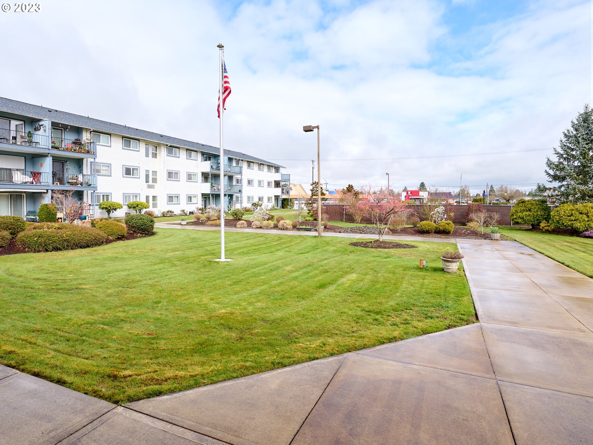 950 Evergreen Road, Unit 122 Woodburn, OR 97071 - Photo 19 of 20 a view of a patio with a garden
