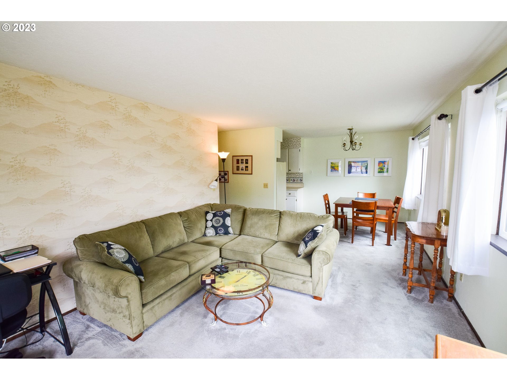 950 Evergreen Road, Unit 122 Woodburn, OR 97071 - Photo 2 of 20 a living room with furniture and a couch