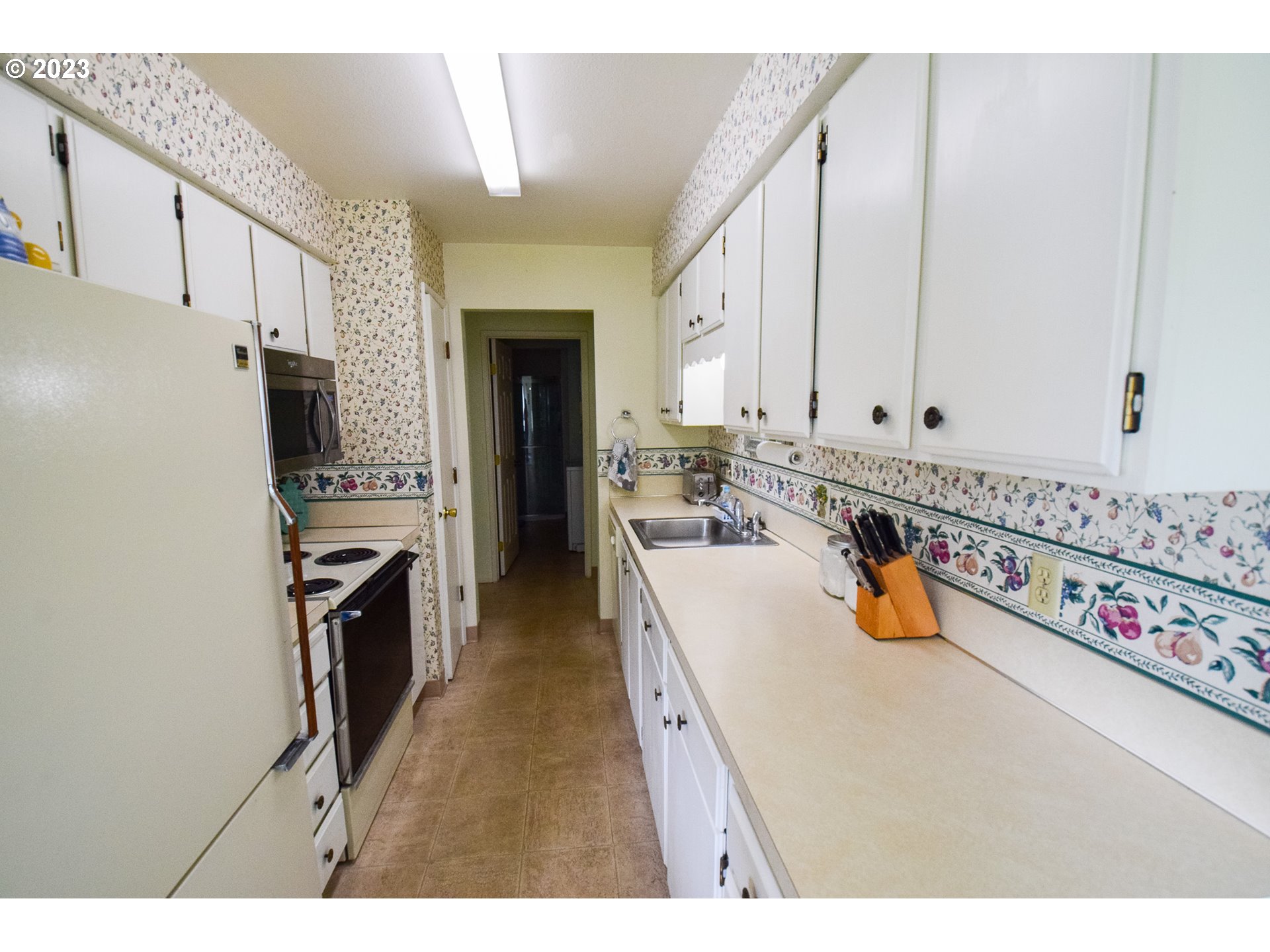 950 Evergreen Road, Unit 122 Woodburn, OR 97071 - Photo 4 of 20 a kitchen with stainless steel appliances a sink a stove and a refrigerator