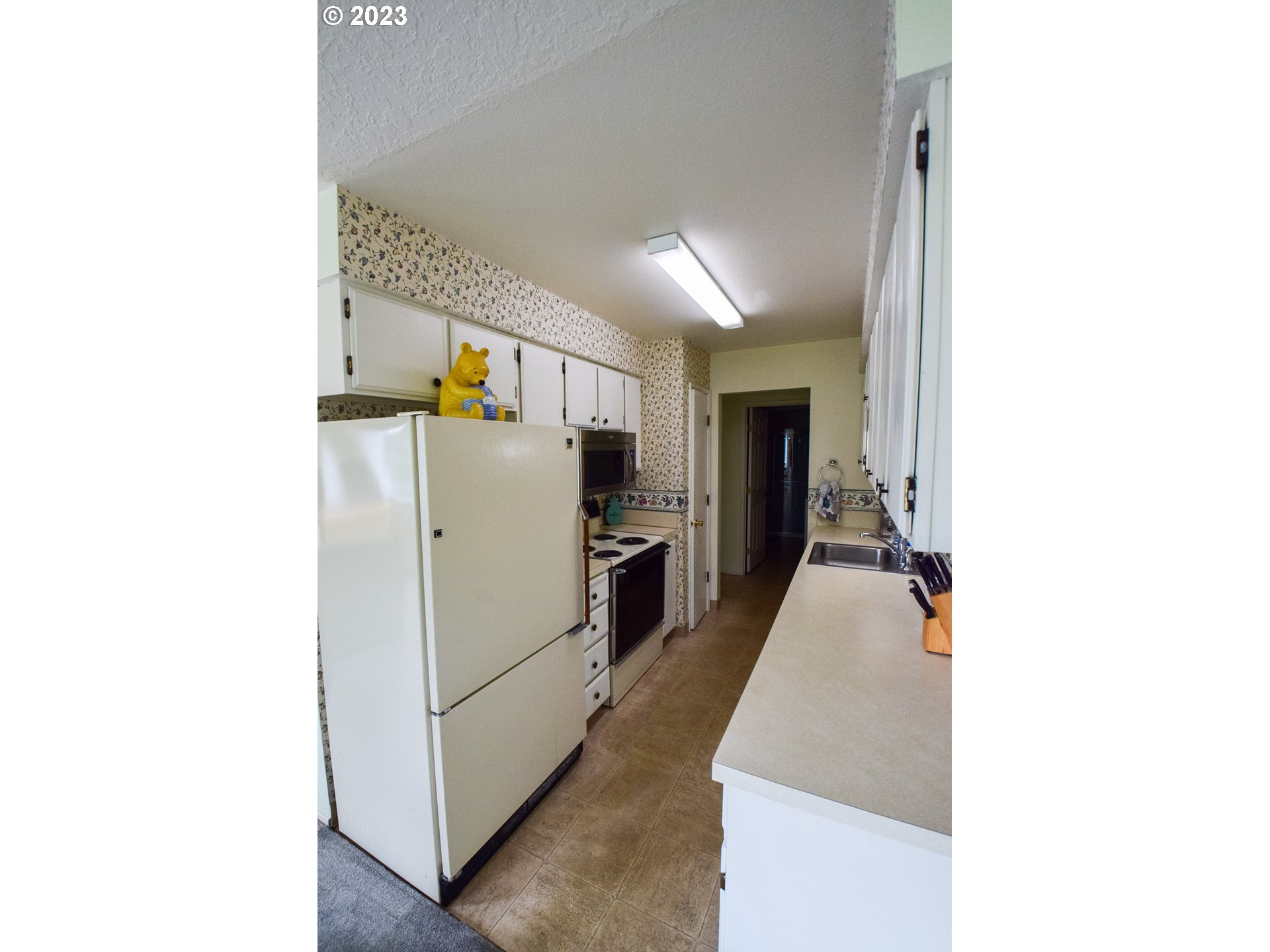 950 Evergreen Road, Unit 122 Woodburn, OR 97071 - Photo 6 of 20 a hallway with a white house