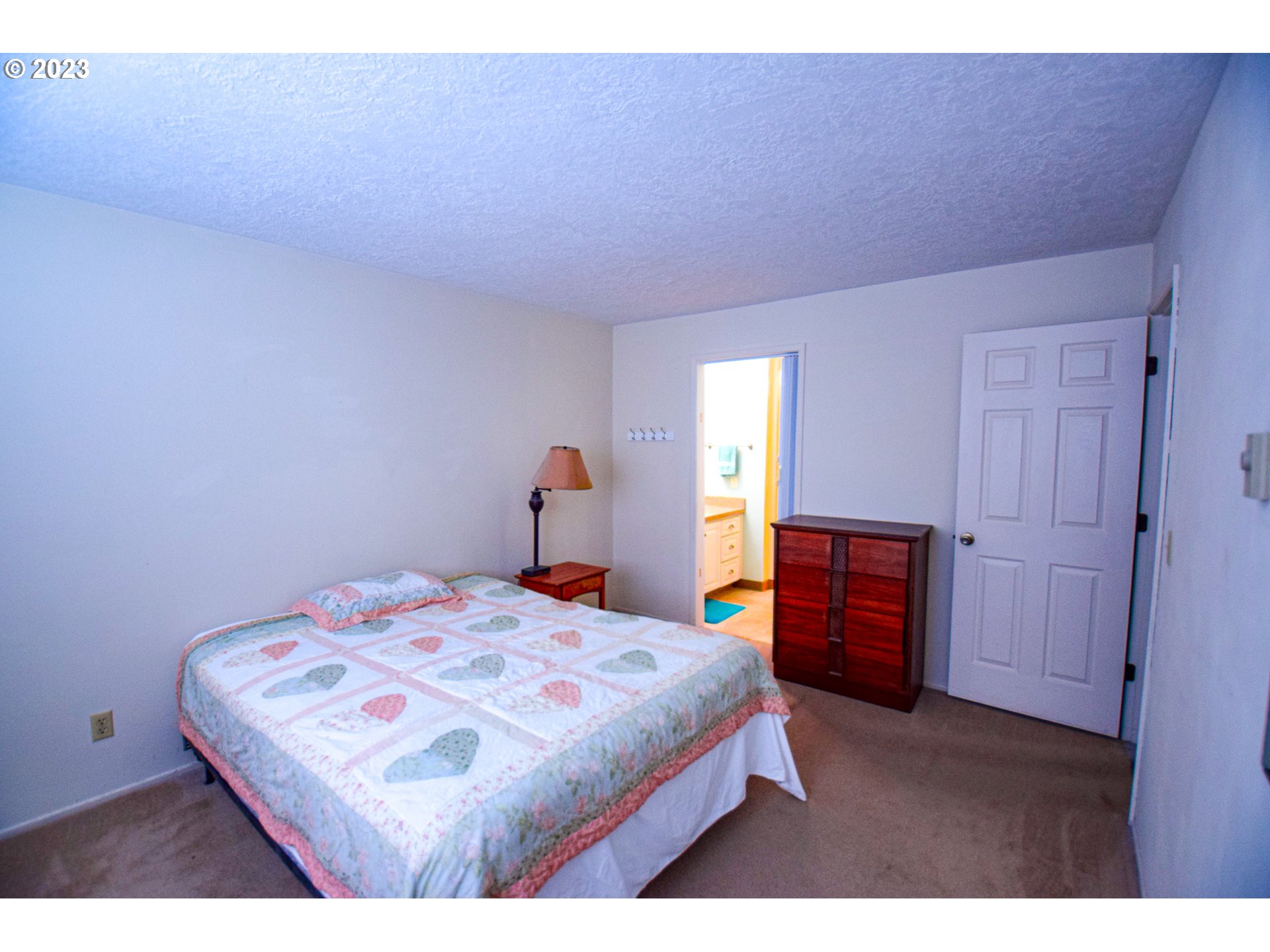 950 Evergreen Road, Unit 122 Woodburn, OR 97071 - Photo 8 of 20 a bedroom with a bed and a dresser