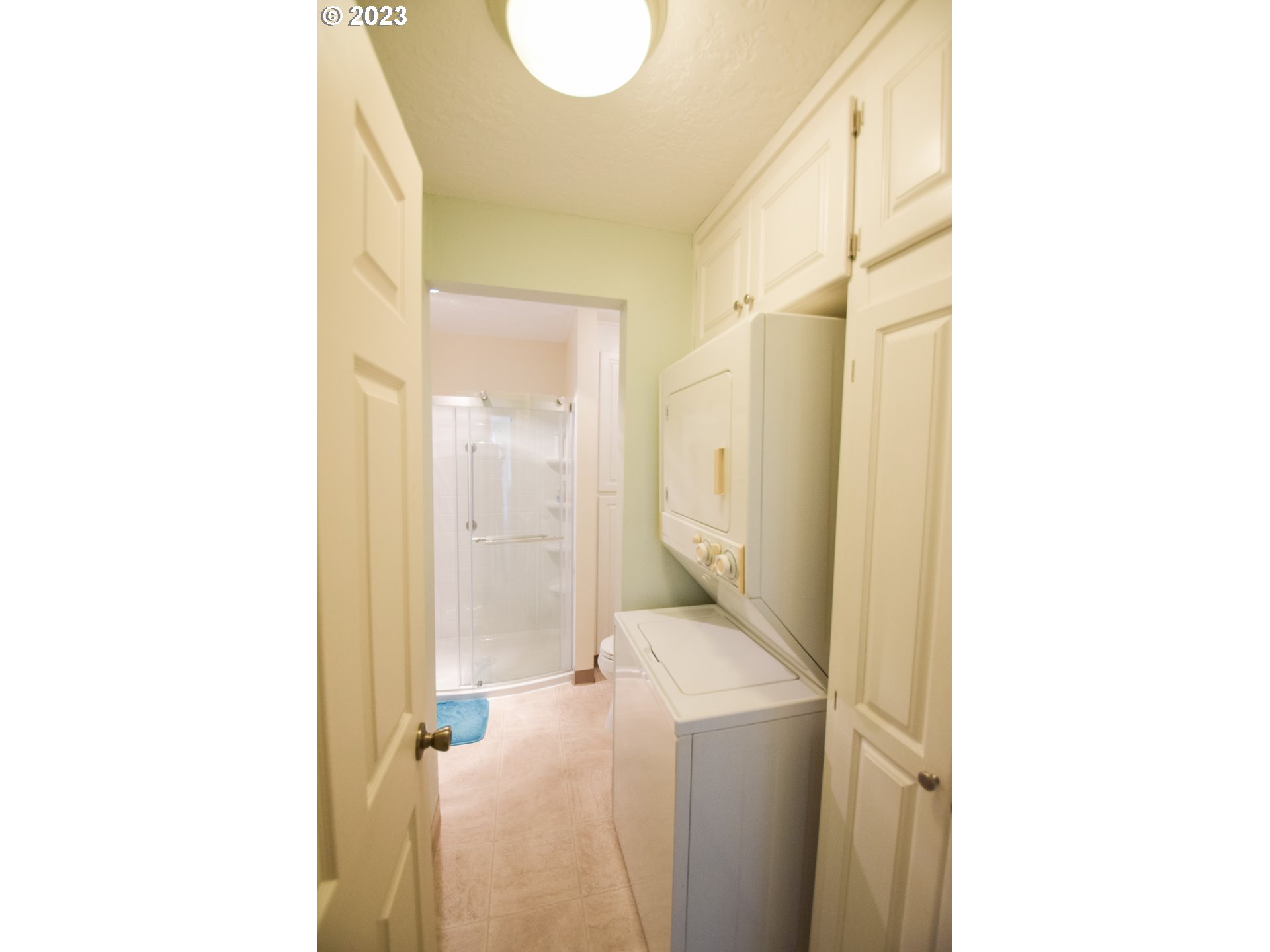 950 Evergreen Road, Unit 122 Woodburn, OR 97071 - Photo 9 of 20 a bathroom with a sink and a mirror
