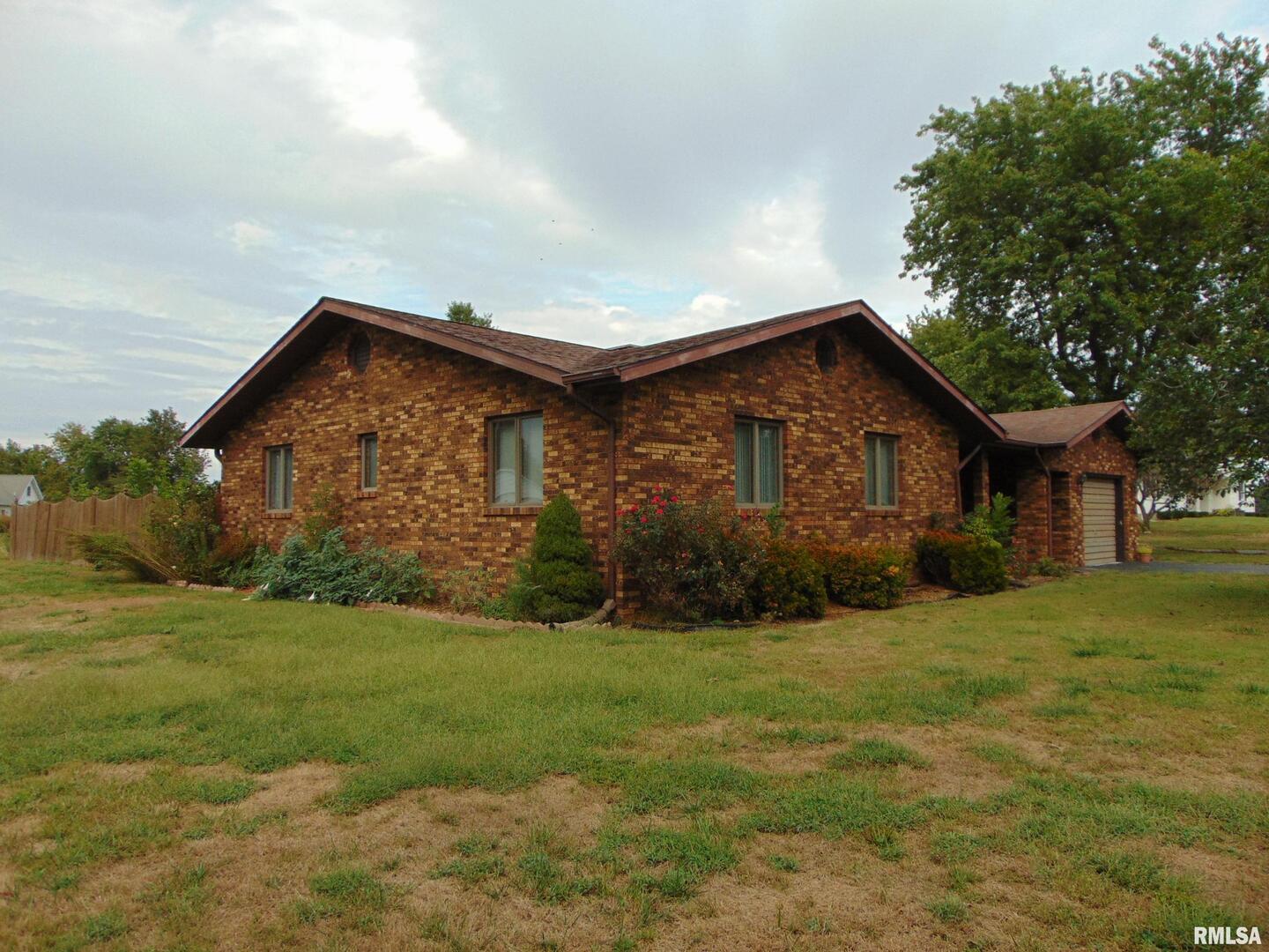4077 Highway 154 Pinckneyville, IL 62274 - Photo 2 of 10 a front view of house with yard and green space