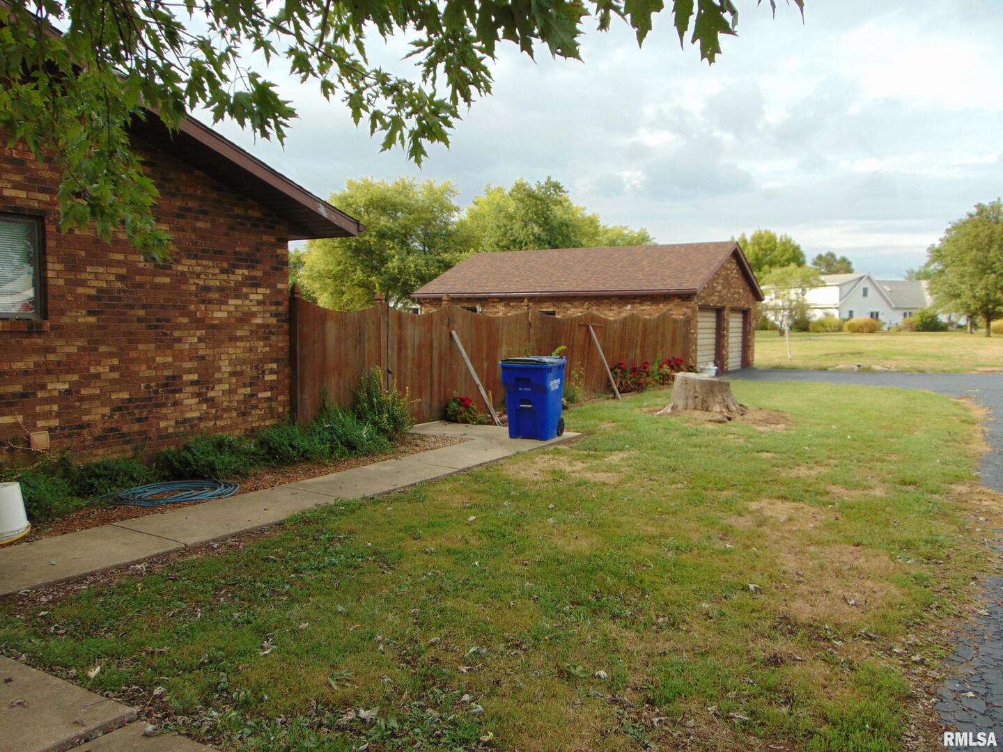 4077 Highway 154 Pinckneyville, IL 62274 - Photo 4 of 10 a view of a backyard