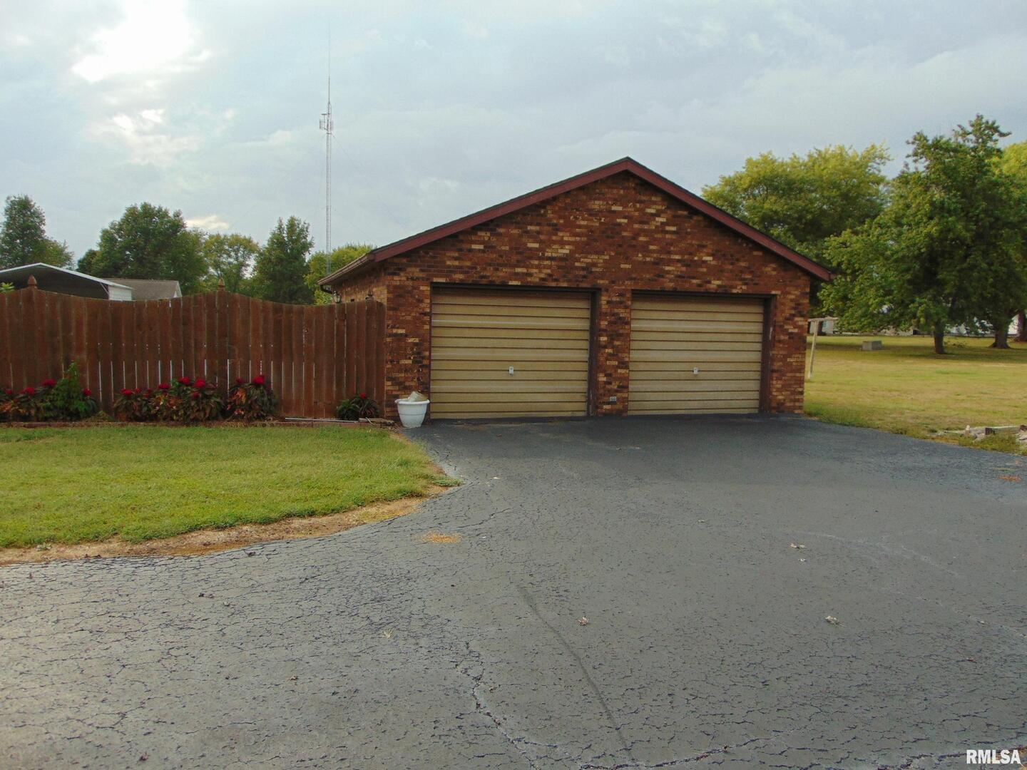 4077 Highway 154 Pinckneyville, IL 62274 - Photo 5 of 10 a view of a house with a yard