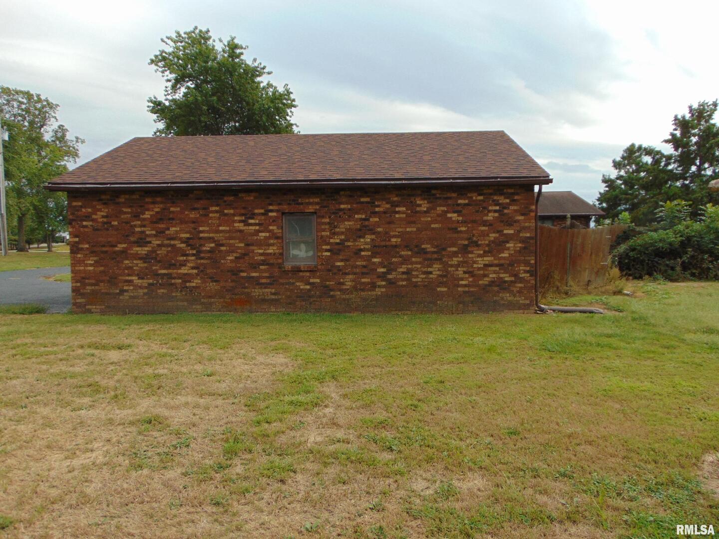 4077 Highway 154 Pinckneyville, IL 62274 - Photo 6 of 10 a view of a yard with an outdoor space