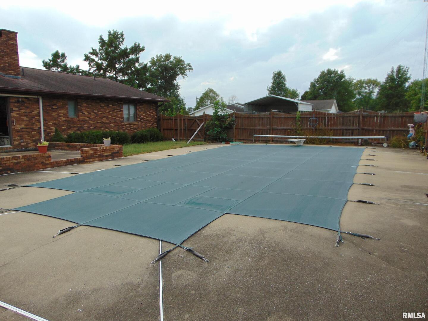 4077 Highway 154 Pinckneyville, IL 62274 - Photo 7 of 10 a front view of a house with a yard