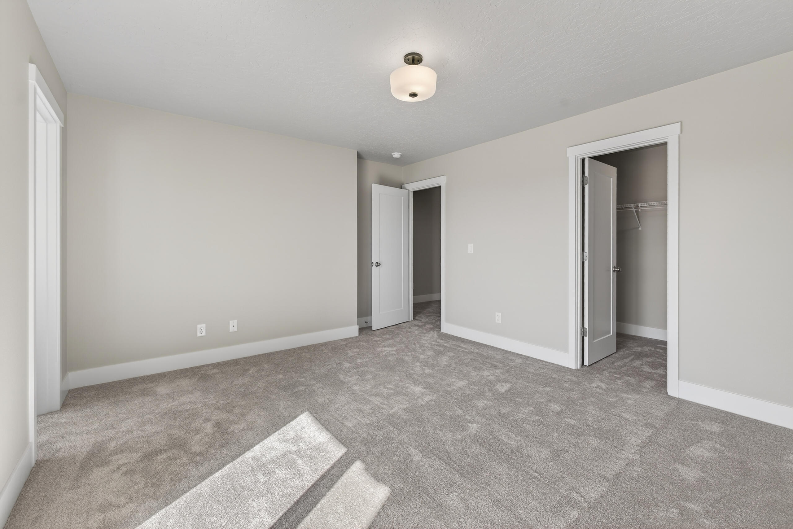 4080 Southwest 39th Street, Unit LOT 30 Redmond, OR 97756 - Photo 16 of 38 Primary w:in closet