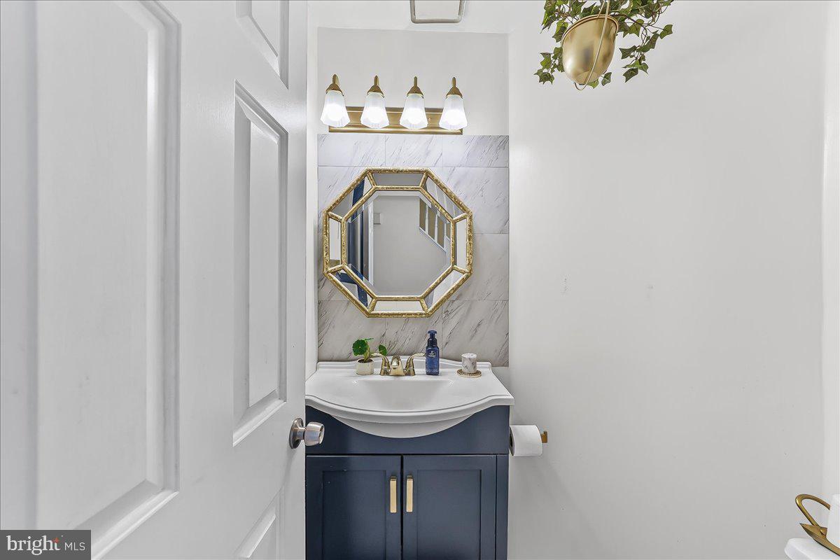9 Corralberry Road Newark, DE 19702 - Photo 26 of 37 a bathroom with a sink and a mirror