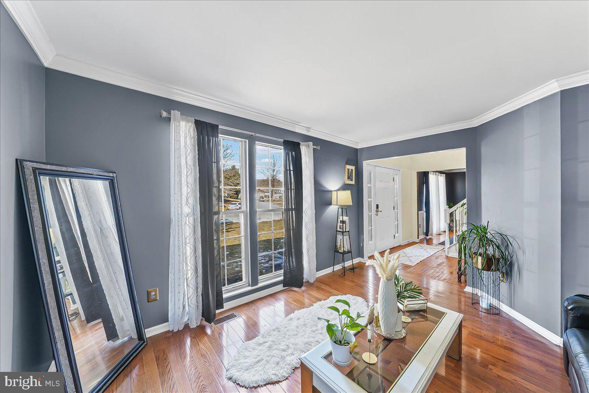9 Corralberry Road Newark, DE 19702 - Photo 28 of 37 a living room with furniture and a potted plant