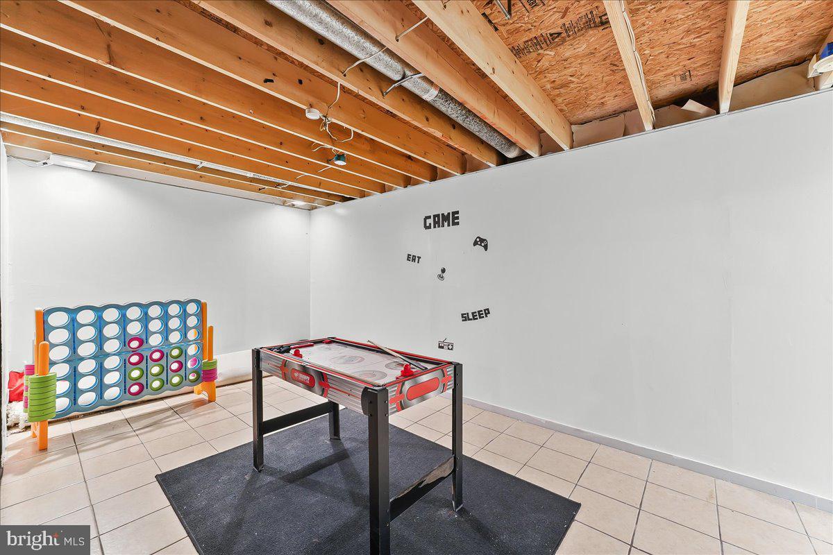 9 Corralberry Road Newark, DE 19702 - Photo 31 of 37 a room with furniture and window