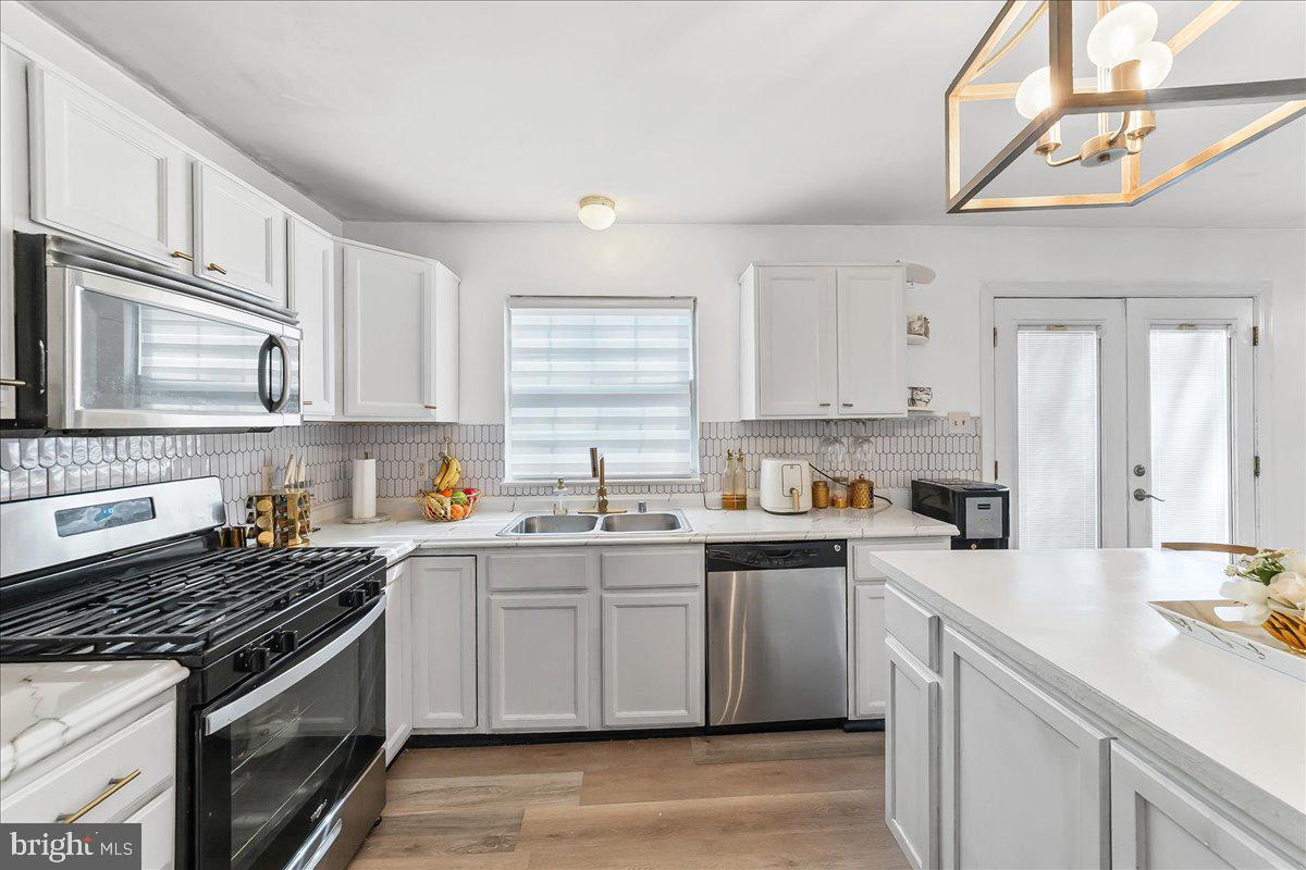 9 Corralberry Road Newark, DE 19702 - Photo 10 of 37 a kitchen with stainless steel appliances a sink stove and cabinets