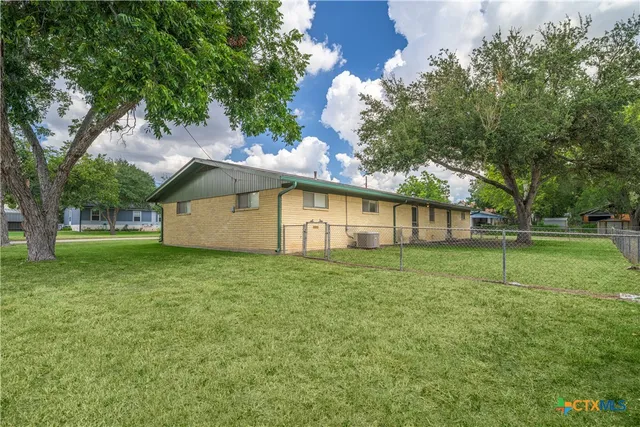 a view of a house with a backyard