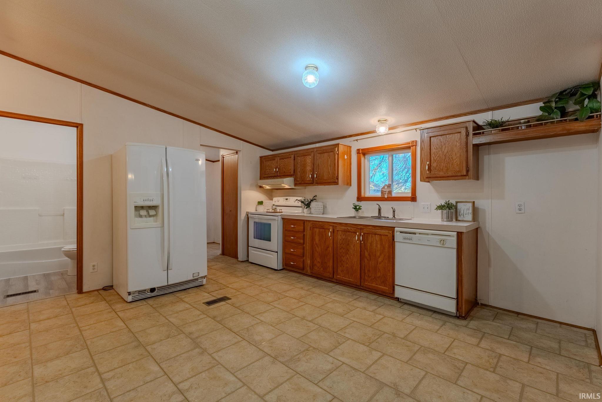 705 East 3rd Street Fairmount, IN 46928 - Photo 7 of 27