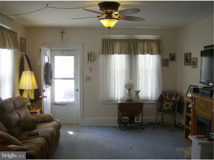 413 Cleveland Avenue Riverside, NJ 08075 - Photo 3 of 25 Living Room