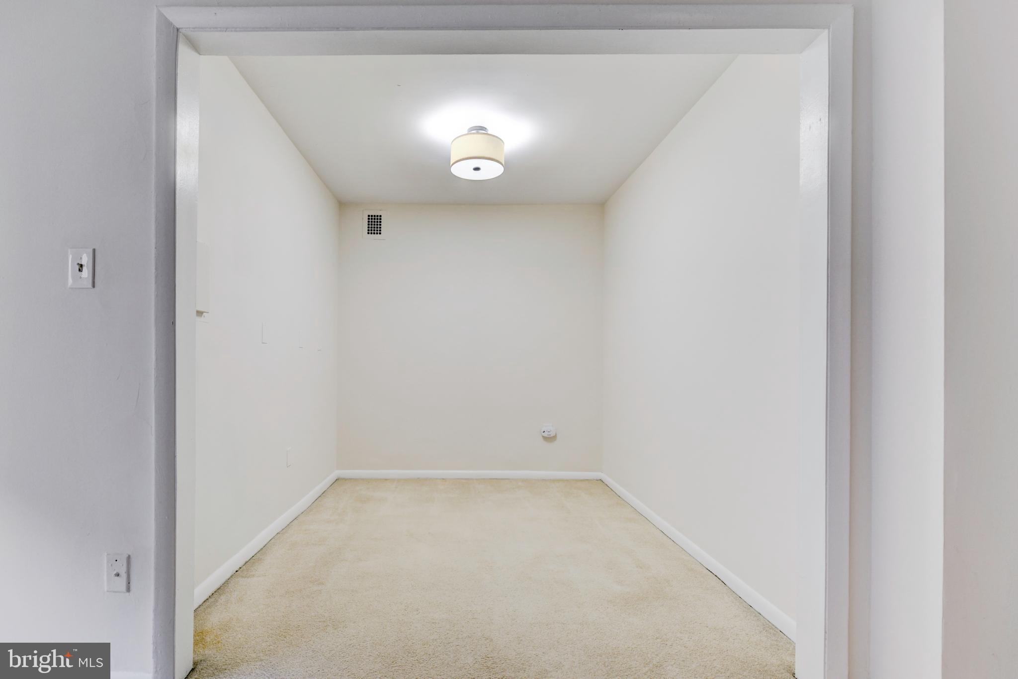 1880 Columbia Road Northwest, Unit 303 Washington, DC 20009 - Photo 14 of 24 DEN/SITTING ROOM