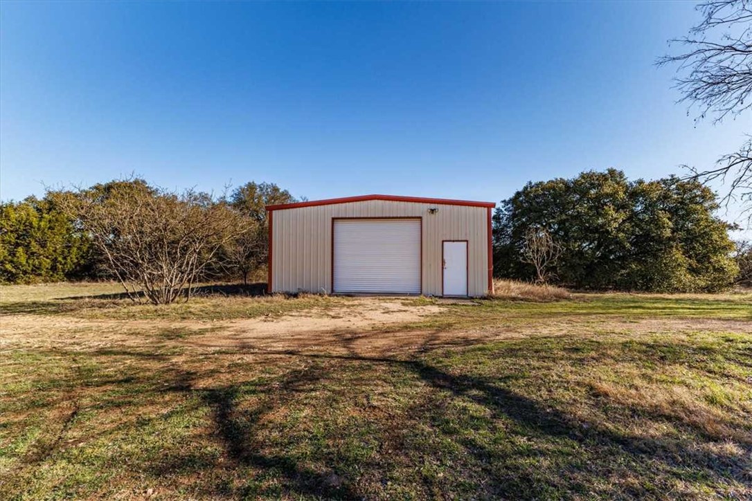 2998 Straws Mill Road Gatesville, TX 76528 - Photo 36 of 77 a big room with a yard