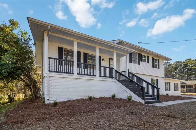 a view of a house with a yard