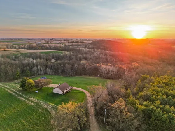 $899,000 | E5390 Parker Drive, Viroqua, WI 54665