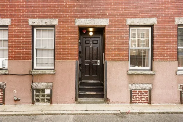 a view of entryway of a house