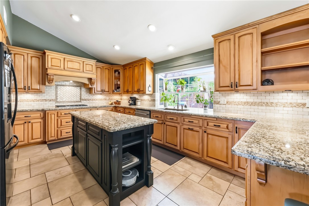 6691 Orangewood Road Highland, CA 92346 - Photo 11 of 71