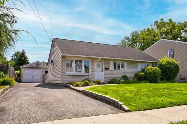 $828,000 | 35 Vernon Street, Plainview, NY 11803